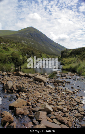 Blick entlang Bealach Mor in Richtung einer Cabar im Anflug auf Ben Wyvis. Stockfoto