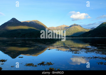 Pap von Glencoe und Aonach Dubh reflektiert ein Ghlinne Kamm im Abendlicht auf dem Wasser des Loch Leven. Stockfoto