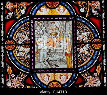 Ein Glasfenster zeigt das Urteil des Salomo, Allerheiligen-Kirche, Chadshunt, Warwickshire Stockfoto