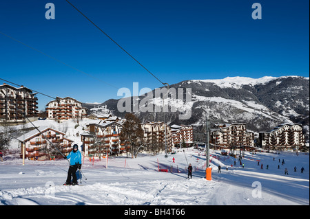 Der Einsteiger-Piste im Zentrum des Kurorts speziell dafür gebauten La Tania, Trois Vallées, Tarentaise, Savoie, Frankreich Stockfoto