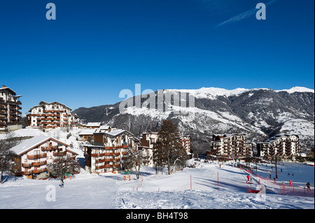 Am Ende der Piste im Zentrum von dem Zweck errichtete Resort La Tania, Trois Vallées, Tarentaise, Savoie, Frankreich Stockfoto