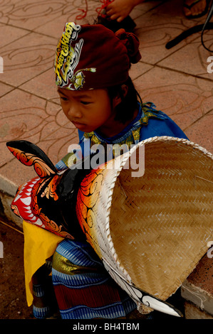 kleines Mädchen mit Maske, pi ta Khon-Festival, Dansai, Loei, Nord-Ost-thailand Stockfoto