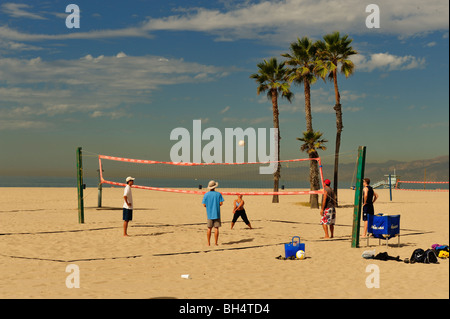 Volleyball am Strand in Venice Beach in Los Angeles gespielt wird Stockfoto