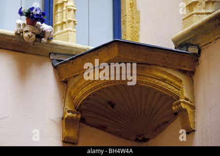 ARCHITEKTONISCHES ELEMENT AUF DER RUE ST-JEAN IN DER ALTSTADT VON LYON, RHONE (69), FRANKREICH Stockfoto