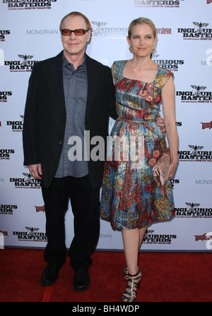 DANNY ELFMAN BRIDGET FONDA INGLOURIOUS BASTERDS LOS ANGELES PREMIERE HOLLYWOOD LOS ANGELES CA USA 10. August 2009 Stockfoto