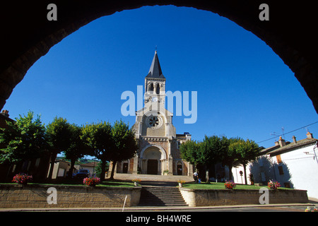 DER KIRCHPLATZ IN JULIENAS, RHONE (69), FRANKREICH Stockfoto