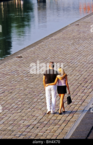 LIEBHABER ZU FUß ENTLANG DER OURC KANAL, WASSERSTRAßE IM PARC DE LA VILLETTE, PARIS (75), FRANKREICH Stockfoto