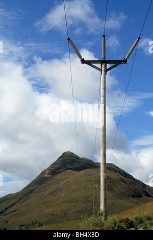Strommasten, Kabel in den Mamore Bergen oberhalb von Kinlochleven tragen. Stockfoto