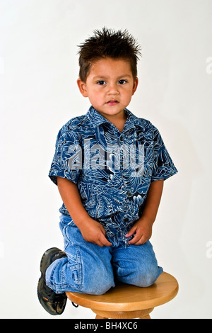 Little boy Hispanic 3 Jahre alter Junge Augenkontakt HERR © Myrleen Pearson Stockfoto