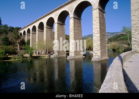 RÖMISCHE AQUÄDUKT, FONTAINE DE VAUCLUSE, FRANKREICH VAUCLUSE (84) Stockfoto