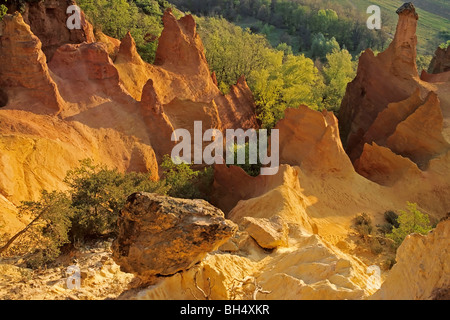 COLORADO PROVENCAL IN RUSTREL, IN DAS LAND DER OCKER, LUBERON, VAUCLUSE (84), FRANKREICH Stockfoto