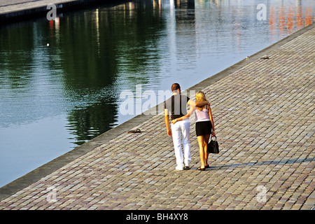 EIN PAAR, EIN SPAZIERGANG ENTLANG DER OURCQ-KANAL IM PARC DE LA VILLETTE, PARIS (75), FRANKREICH Stockfoto