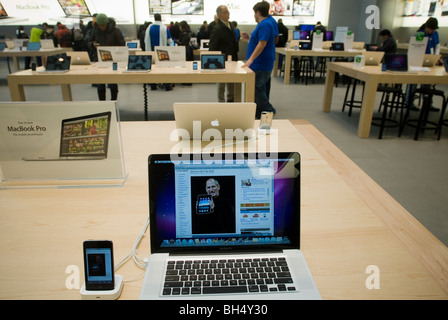 Eine Webseite zeigt Fotos und ein Blog aus dem Apple iPad Enthüllung Event in Kalifornien sieht man einem Apple Store Stockfoto