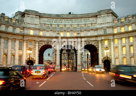 Admiralty Arch, London, UK in der Abenddämmerung mit Bewegungsunschärfe Fahrzeuge Stockfoto