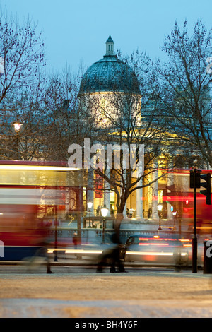 National Gallery und dem Trafalgar Square und Bewegungsunschärfe-roten Doppeldecker-Busse in der Nacht Stockfoto