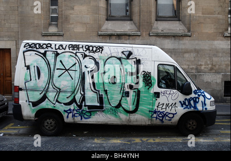 Graffiti bedeckt van in Paris Stockfoto