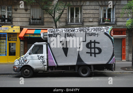 Graffiti bedeckt van in Paris Stockfoto