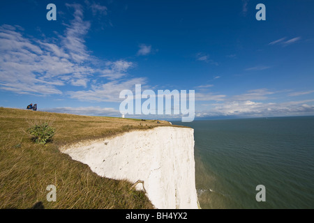 Bergwandern auf den weißen Klippen entlang der Küste von Dover. Stockfoto