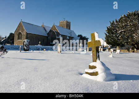 Ducklington Dorfkirche im Schnee Stockfoto