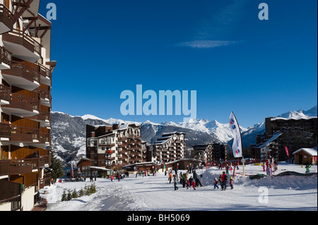 Am Ende der Piste im Zentrum von dem Zweck errichtete Resort La Tania, Trois Vallées, Tarentaise, Savoie, Frankreich Stockfoto