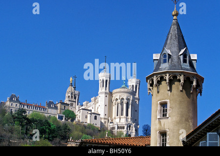 DER TURM DES ALTEN LYON UND FOURVIÈRE BASILICA, STADT VON LYON, RHONE (69), FRANKREICH Stockfoto