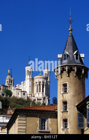 DER TURM DES ALTEN LYON UND FOURVIÈRE BASILICA, STADT VON LYON, RHONE (69), FRANKREICH Stockfoto