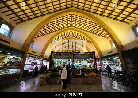 Inneren der Markthalle in der historischen Altstadt, Javea / Xabia, Provinz Alicante, Comunidad Valenciana, Spanien Stockfoto