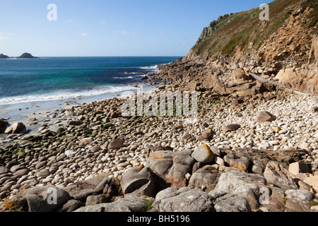 Eiförmige Felsbrocken am Strand von Porth Nanven, Cornwall Stockfoto