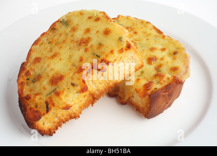 Zwei Stück Knoblauchbrot belegt mit Käse auf einem weißen Teller Stockfoto