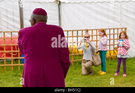Desmond Tutu auf seinem Handy anrufen beobachtet und fotografiert von Familiengruppe Hay Festival 2009. Stockfoto