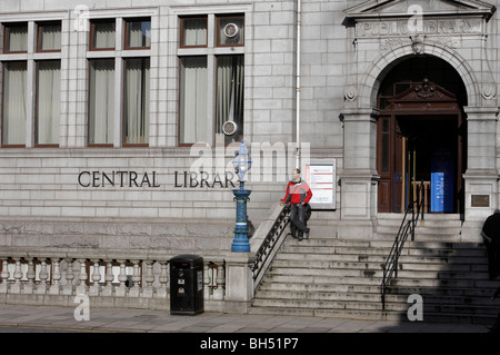 Eingang der Zentralbibliothek Gebäude in Aberdeen. Stockfoto