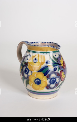 Einen englischen Poole Pottery Krug handbemalt mit "traditionellen" floralem Muster von Truda Adams in den 1930er Jahren entworfen. Stockfoto