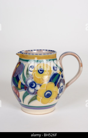 Einen englischen Poole Pottery Krug handbemalt mit "traditionellen" floralem Muster von Truda Adams in den 1930er Jahren entworfen. Stockfoto