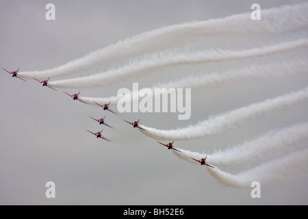 Die berühmten roten Pfeile anzeigen Team fliegen in Formation über die Bucht von Bournemouth im August. Stockfoto