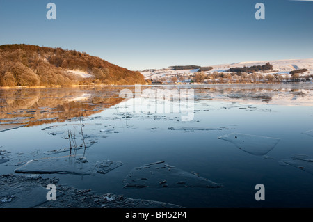 Eis bildet auf Ullswater im englischen Lake District Stockfoto