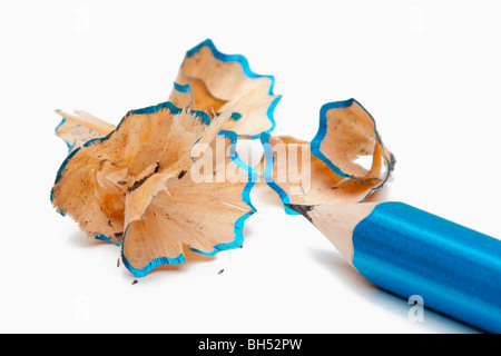 Bleistift mit Späne nach geschärft wird auf weiß isoliert Stockfoto