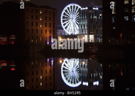 Liverpool, Merseyside, England, Vereinigtes Königreich, Europa. Liverpool ein Rad Reflexionen im Albert Dock in der Nacht Stockfoto