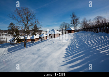 Panorama der kleinen idyllischen Ethno-Dorf in Lelic, Valjevo, West-Serbien Stockfoto