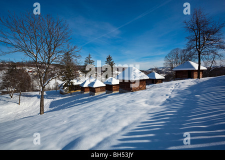 Idyllisches Dorf Lelic, traditionelle serbische Merkmal Gebäude "Vajat", Haus, Architektur in West-Serbien, Winter, Schnee Stockfoto