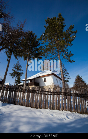 Dorf Lelic, traditionellen serbischen Architektur im Westen Serbiens, Winter, Schnee Stockfoto