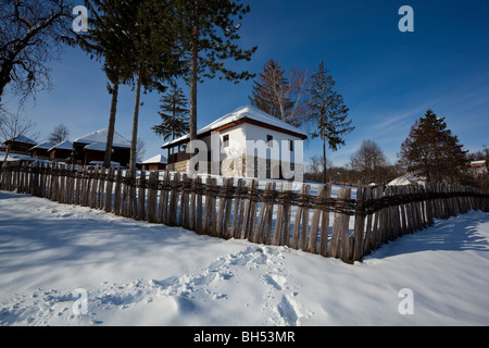 Dorf Lelic, traditionellen serbischen Architektur im Westen Serbiens, Winter, Schnee Stockfoto