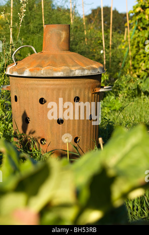 Verbrennungsanlage auf eine Zuteilung Grundstück zum Brennen verwendet getrocknet Gartenabfälle wie Unkraut und andere Pflanzen-mater Stockfoto