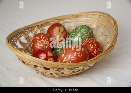 Ostereier im Korb, serbische traditionelle Kultur Dekoration dekorieren Stockfoto