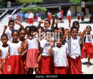 Gruppe von Samoa Schulkinder außerhalb der Klassenräume, Apia, Samoa Stockfoto