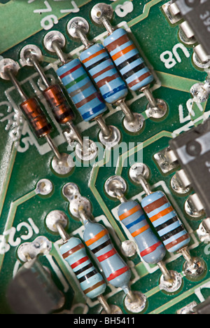 Elektrische Bauteile auf einer Leiterplatte Stockfoto