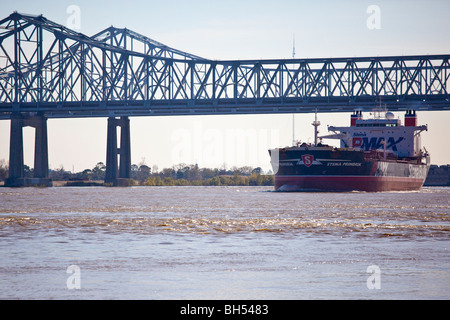 Versand, Crescent City Connection früher größere New Orleans Brücke, Mississippi River, New Orleans, LA Stockfoto