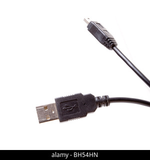 Black USB-Standard und Mini Kabel Stecker hautnah auf weißen Hintergrund isoliert. Stockfoto