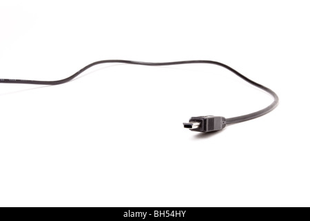 Black Mini USB-Kabel schließen Sie isoliert vor weißem Hintergrund. Stockfoto