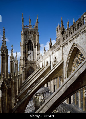 York Minster Strebebögen und Zinnen 1905-7 hinzugefügt. Südseite des Kirchenschiffs Obergaden 1320-30. Stockfoto