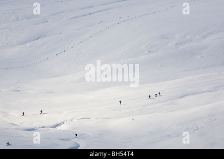 Eine Gruppe von Schneeschuhwanderer zu Fuß in Linie im Winter (Auvergne-Frankreich). Groupe de Randonneur Se Déplaçant En Schneetellerlaufen l'hiver. Stockfoto